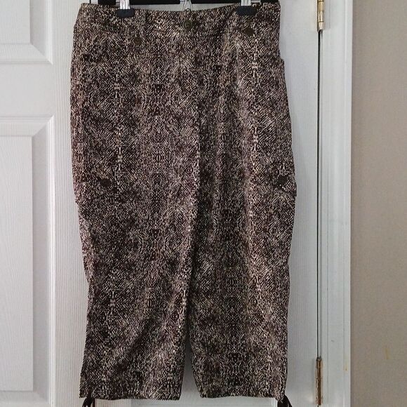 Chico's  brown cream cargo capris with drawstring leg opening  Sz 6  NWOT - Picture 1 of 7